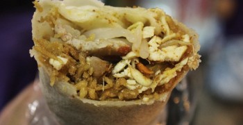 【美食】新莊廟街夜市 潤餅捲。超值拳頭大