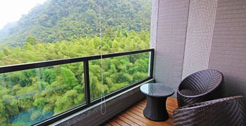 【南投住宿推薦】溪頭夏緹飯店｜檜木桶泡湯，眼前是青山雲霧