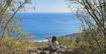 【小琉球景點】俯瞰厚石魚澳的海景秘境｜白燈塔、百年老榕樹、紅番石