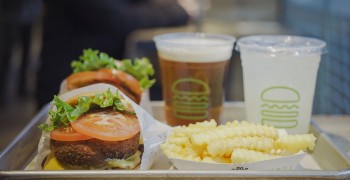 【東京美食】Shake Shack(東京國際論壇店)｜炸蘑菇漢堡、精釀啤酒